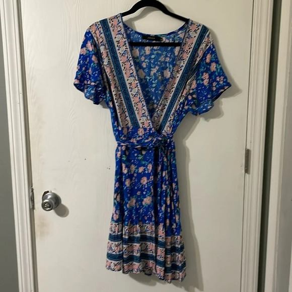 zesica Dresses & Skirts - Zesica floral wrap dress size large
